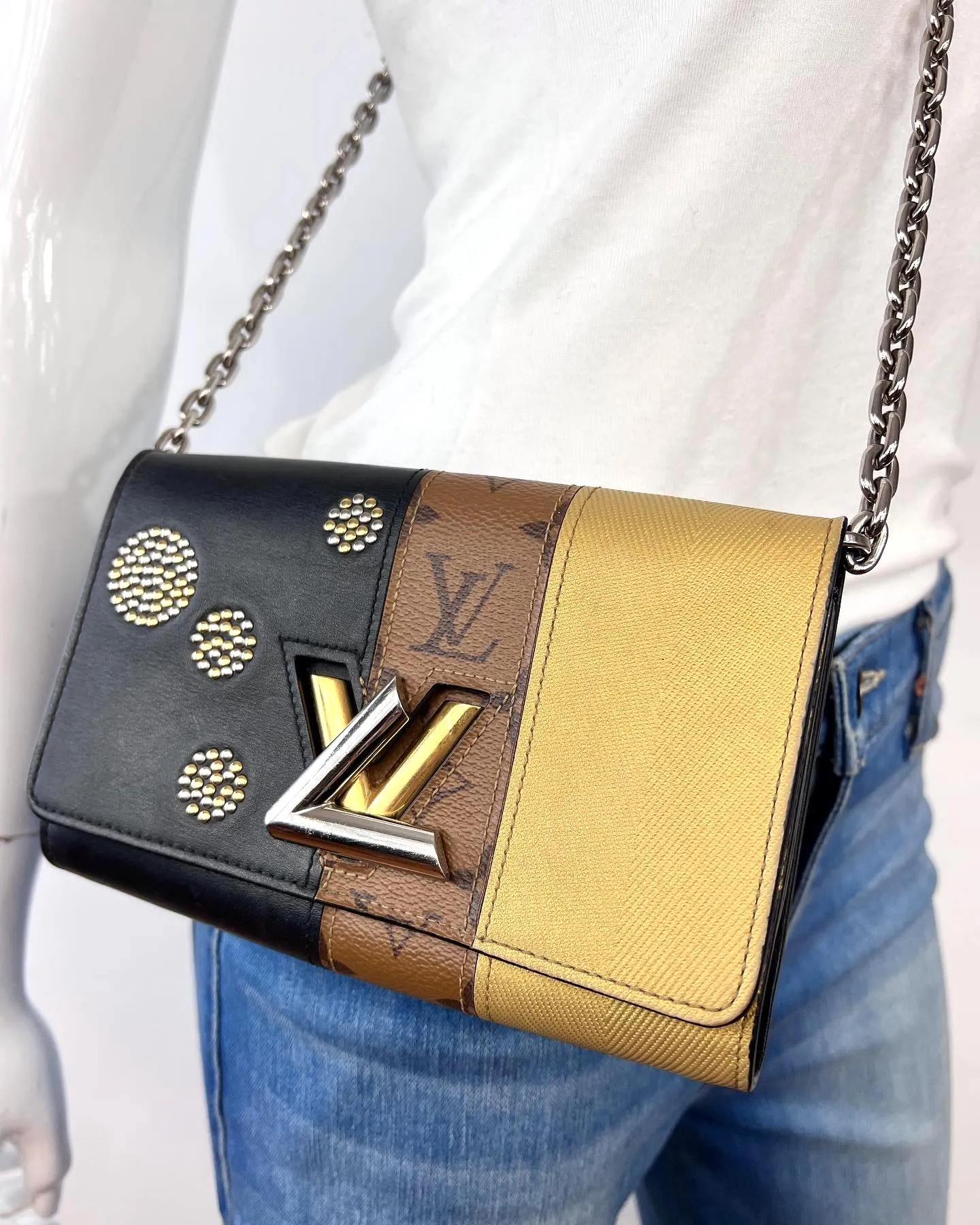 LOUIS VUITTON REVERSE MONOGRAM STUDDED NIGHT LIGHTS TWIST CALFSKIN CHAIN WALLET