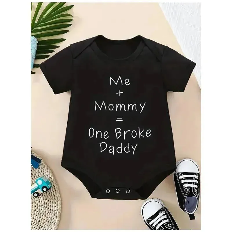 Macrobaby - Me Mommy=One Broke Daddy Macacão de manga curta, preto