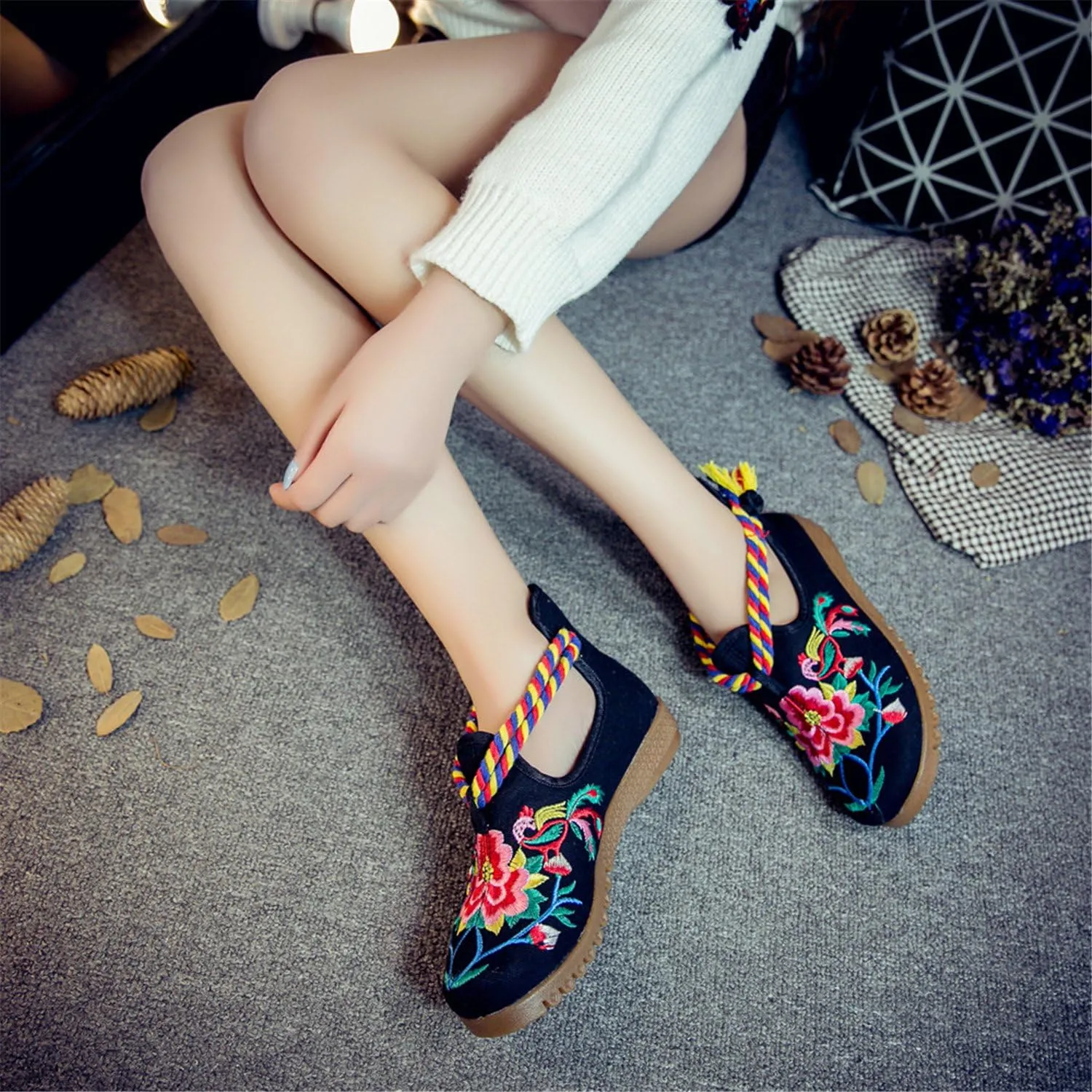 Qhome Women's Peony Floral Embroidery Ethnic Style Strappy Comfortable Casual Walking Canvas Shoes