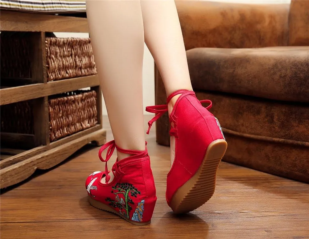 Qianmome Chinese Women's Red-Crowned Crane Embroidery Floral Strappy Round-Toe Platform Wedges