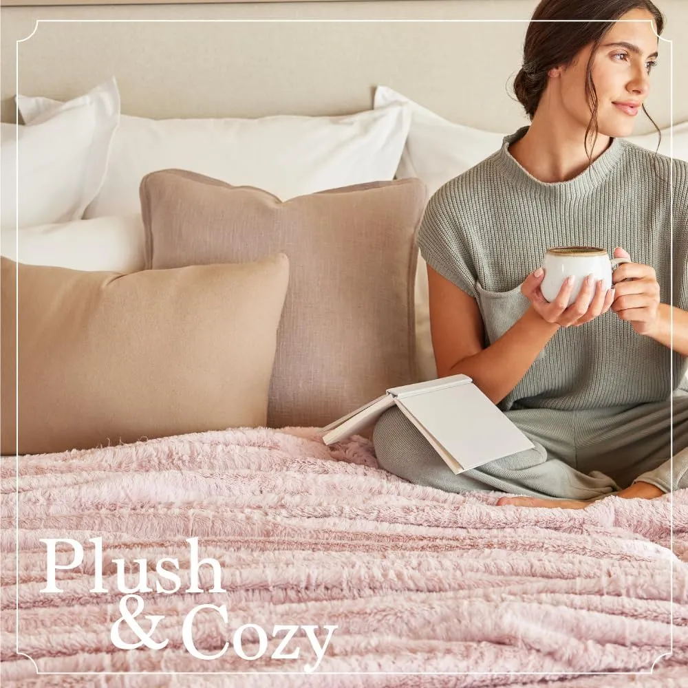 The Connecticut Home Co Throw Blanket for Couch, Soft Fluffy Room Decor, Cozy Warm Throws for Bed, Couches, Gifts for Women, Bedroom Cute Aesthetic Blankets Faux Fur and Sherpa, 65x50, Dusty Rose