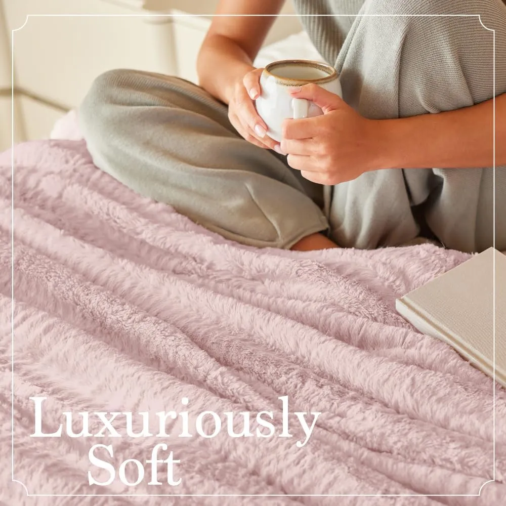 The Connecticut Home Co Throw Blanket for Couch, Soft Fluffy Room Decor, Cozy Warm Throws for Bed, Couches, Gifts for Women, Bedroom Cute Aesthetic Blankets Faux Fur and Sherpa, 65x50, Dusty Rose