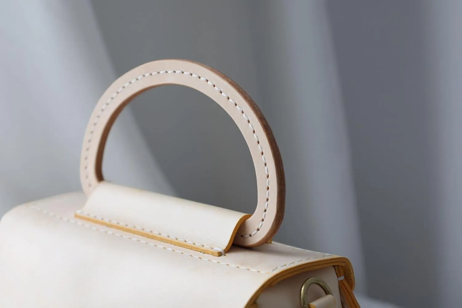 Vintage-Inspired Leather Bag with a Nostalgic Twist - Handcrafted Coal Oil Lamp Purse (yellow)
