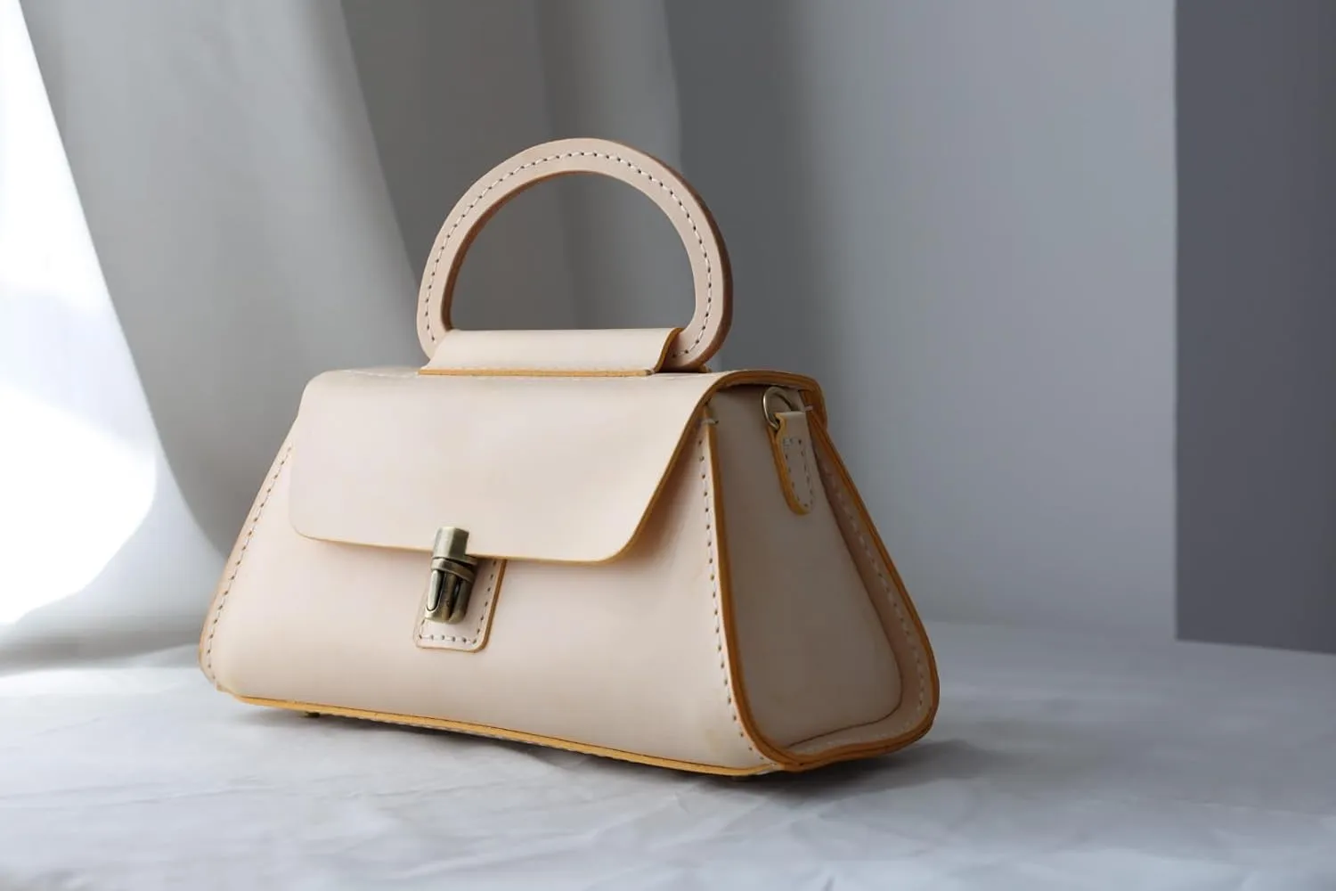 Vintage-Inspired Leather Bag with a Nostalgic Twist - Handcrafted Coal Oil Lamp Purse (yellow)