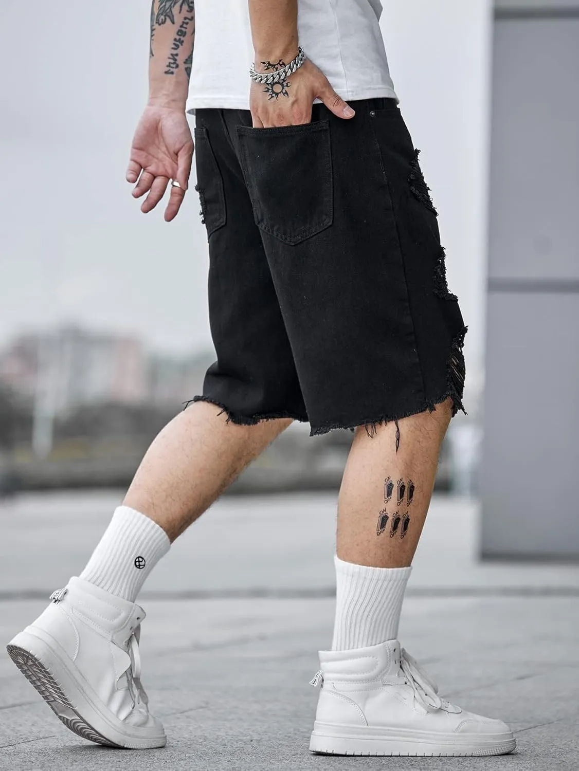 WDIRARA Men's Ripped Denim Shorts Straight Leg Raw Hem Frayed Distressed Jean Shorts Pants