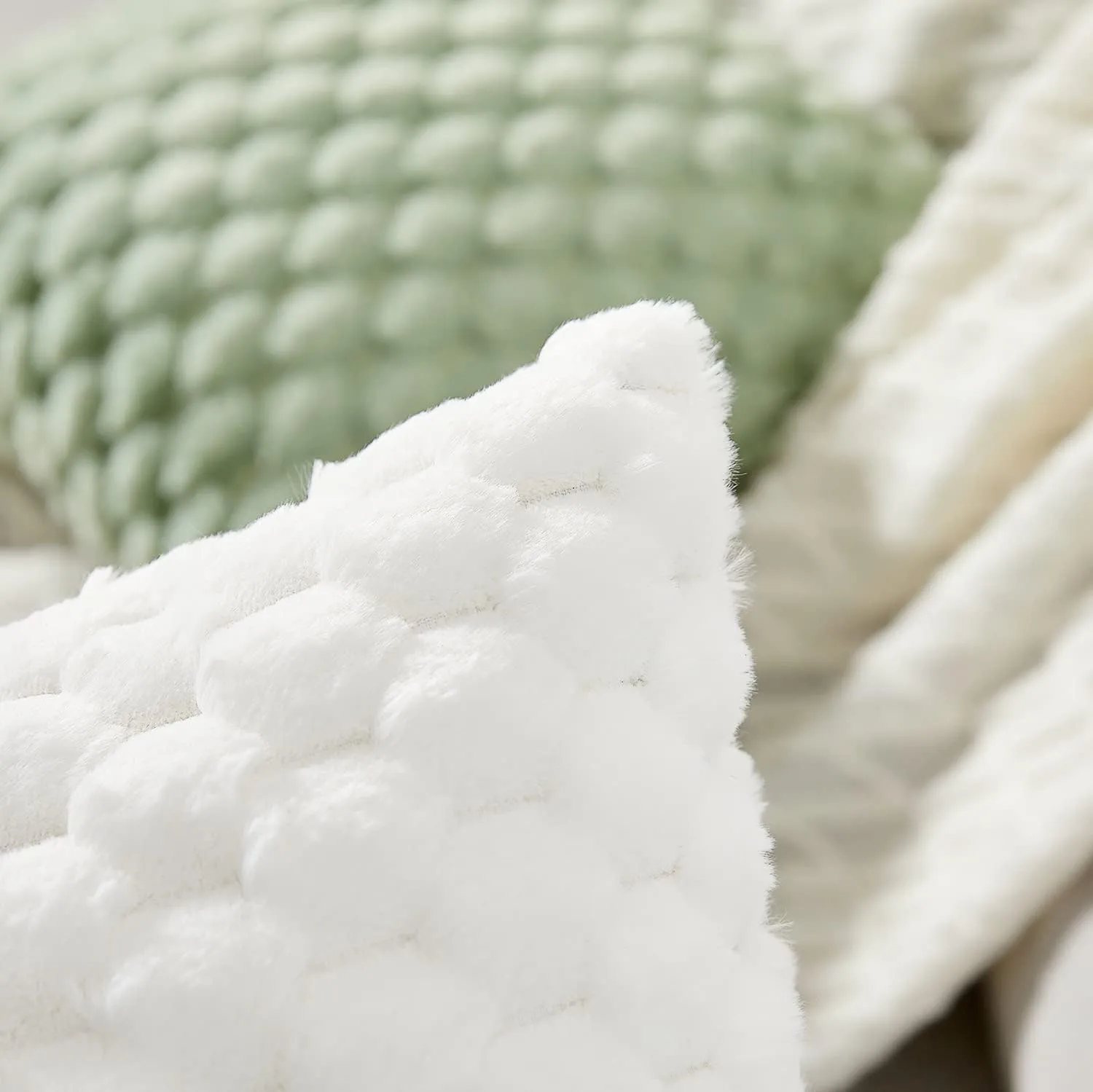 Yaertun Pack of 2 Super Soft Cozy Decorative Throw Pillow Covers Fuzzy Plush Faux Fur Luxury Cushion Cover Pillowcase for Sofa Couch Bed Livingroom 16x16 Inch White