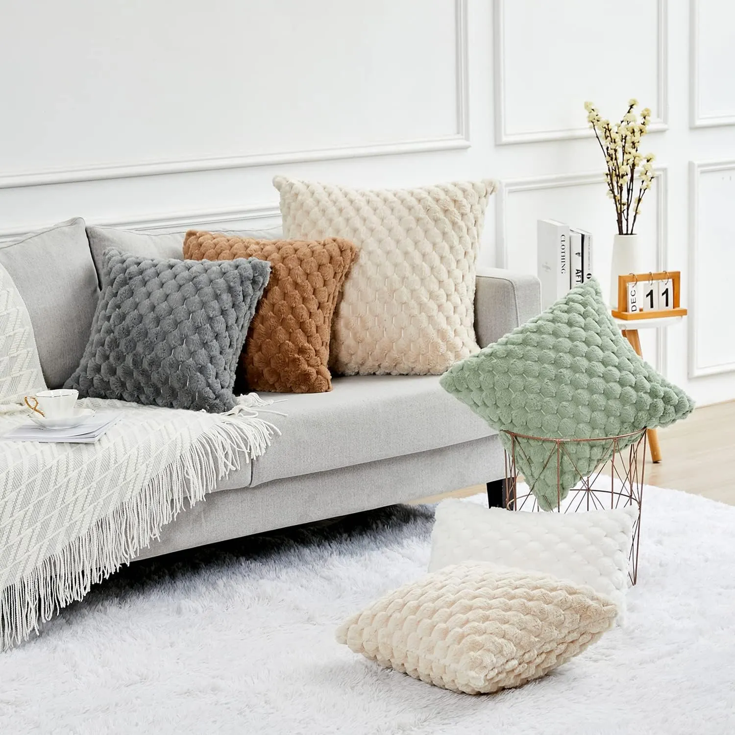 Yaertun Pack of 2 Super Soft Cozy Decorative Throw Pillow Covers Fuzzy Plush Faux Fur Luxury Cushion Cover Pillowcase for Sofa Couch Bed Livingroom 16x16 Inch White